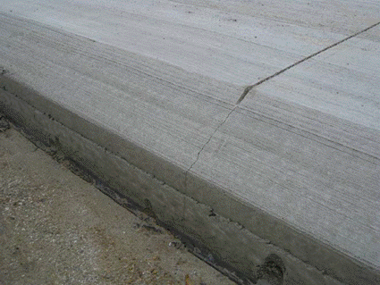 Figure 16. Sawcut and crack at the formed joint on one of the Safety EdgeSM demonstration projects.