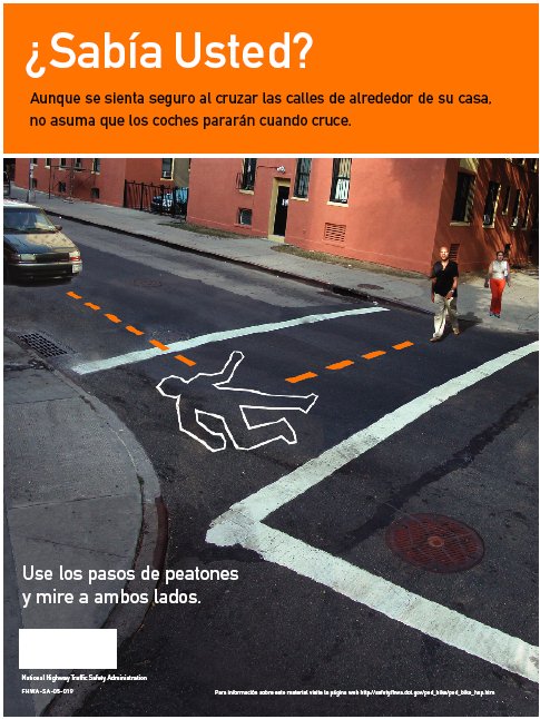 La fotografía muestra un hombre que acaba de comenzar a cruzar una calle en un área residencial y urbana. Él está caminando por el paso de peatones. Un coche viene en su misma dirección. Las líneas punteadas en la fotografía marcan la trayectoria proyectada del hombre y la trayectoria proyectada del vehículo y muestran donde el hombre y el vehículo pueden chocar en caso de accidente. Ese punto es marcado por un contorno de cuerpo. ¿Sabía Usted? Aunque se sienta seguro al cruzar las calles de alrededor de su casa, no asuma que los coches pararán cuando cruce. Use los pasos de peatones y mire a ambos lados.