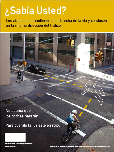 La fotografía muestra un ciclista en una intersección aunque la señal de tráfico está claramente en rojo en su trayectoria. Un coche se acerca a la misma intersección. El coche sí tiene luz verde en la señal de tráfico. Las líneas punteadas en la fotografía marcan la trayectoria proyectada del ciclista y la trayectoria proyectada del vehículo y demuestran donde chocarían en caso de accidente. Ese punto es marcado por el contorno de un cuerpo. ¿Sabía Usted? Los ciclistas se mantienen a la derecha de la vía y conducen en la misma dirección del tráfico. No asuma que los coches pararán. Pare cuando la luz esté en rojo.