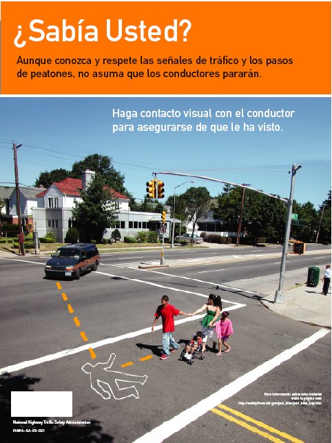 La fotografía muestra a una madre y a varios niños que cruzan la calle. El semáforo indica que ellos pueden cruzar. La madre está mirando a un coche que está acercándose hacia su paso de peatones. Las líneas punteadas en la fotografía marcan la trayectoria proyectada de los peatones y la trayectoria proyectada del vehículo y muestran donde los peatones y el vehículo chocarían en caso de accidente. Ese punto es marcado por el contorno de un cuerpo. ¿Sabía Usted? Aunque conozca y respete las señales de tráfico y los pasos de peatones, no asuma que los conductores pararán. Haga contacto visual con el conductor para asegurarse de que le ha visto.