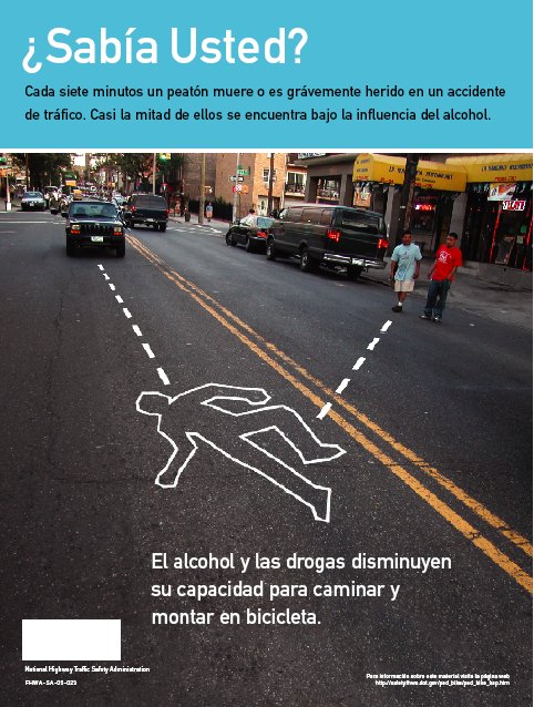 La fotografía muestra dos hombres que salen de un bar y que caminan por la calle. Un coche viene por la calle hacia ellos. Las líneas punteadas en la fotografía marcan la trayectoria proyectada de los hombres y la trayectoria proyectada del vehículo y muestran donde chocarían en caso de accidente. Ese punto es marcado por el contorno de un cuerpo. ¿Sabía Usted? Cada siete minutos un peatón muere o es grávemente herido en un accidente de tráfico. Casi la mitad de ellos se encuentra bajo la influencia del alcohol. El alcohol y las drogas disminuyen su capacidad para caminar y montar en bicicleta.