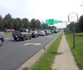 Long queue on the southbound approach to Hydraulic Road where the right-turn lane is empty.
