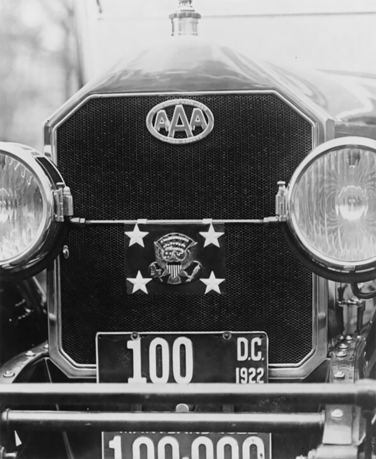 Front of Harding's 1922 White House Pierce Arrow shows the Presidential Coat of Arms and the AAA emblem