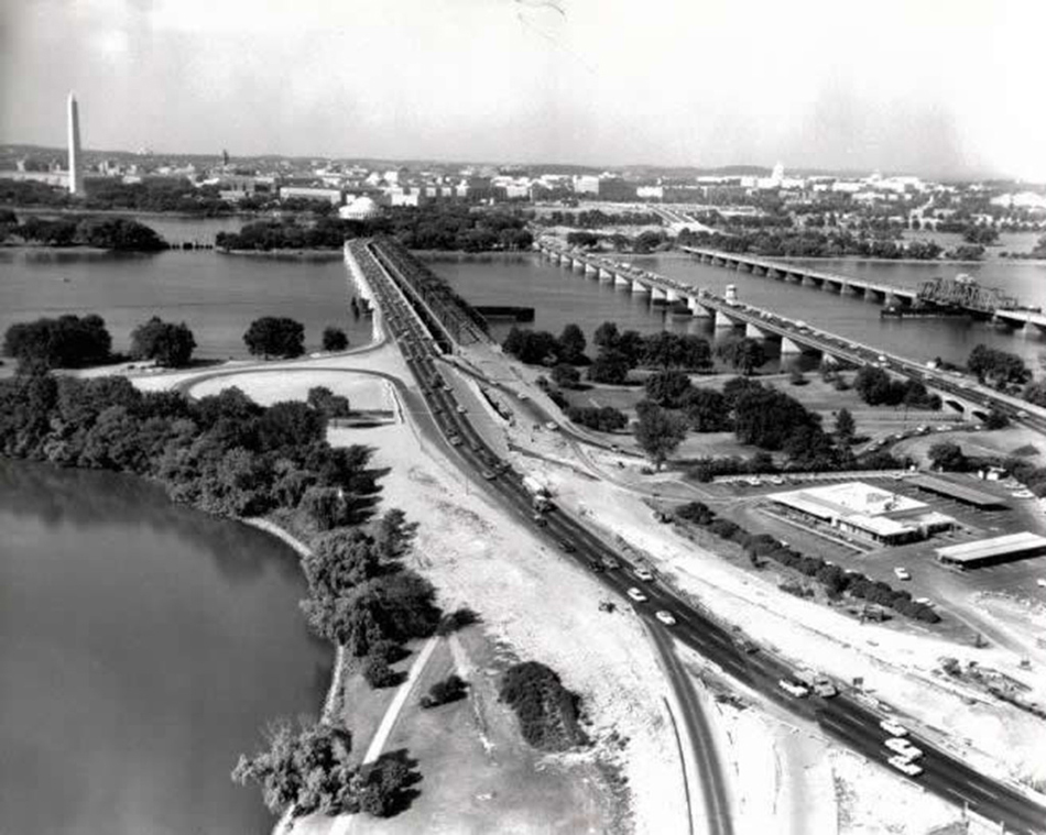 This photograph shows the Potomac River crossings in 1962. From left to right, the crossings are the George Mason Memorial Bridge (1962), the Highway Bridge (1906), the Rochambeau Memorial/Arland D. Williams Jr. Bridge (1950), and the Potomac Railroad Bridge (1904). (FHWA)